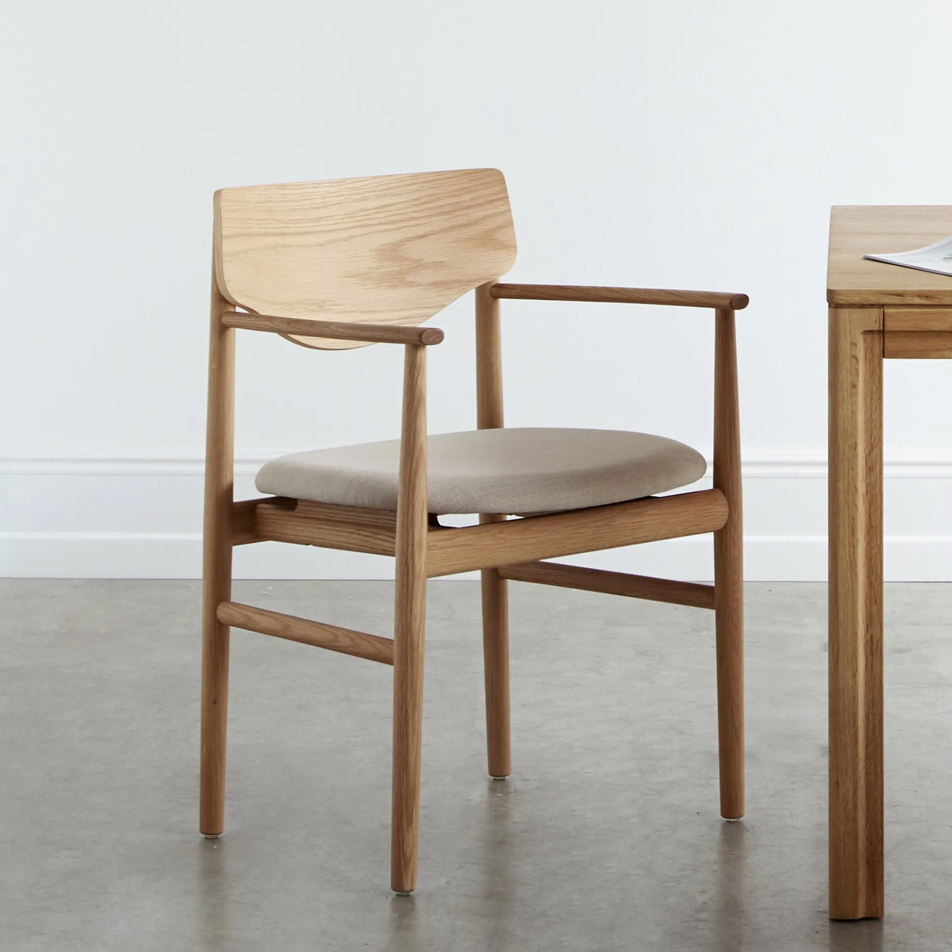 Furniture by Sinnerup Spisebordsstole-Celeste spisebordsstol m. armlæn - Stof