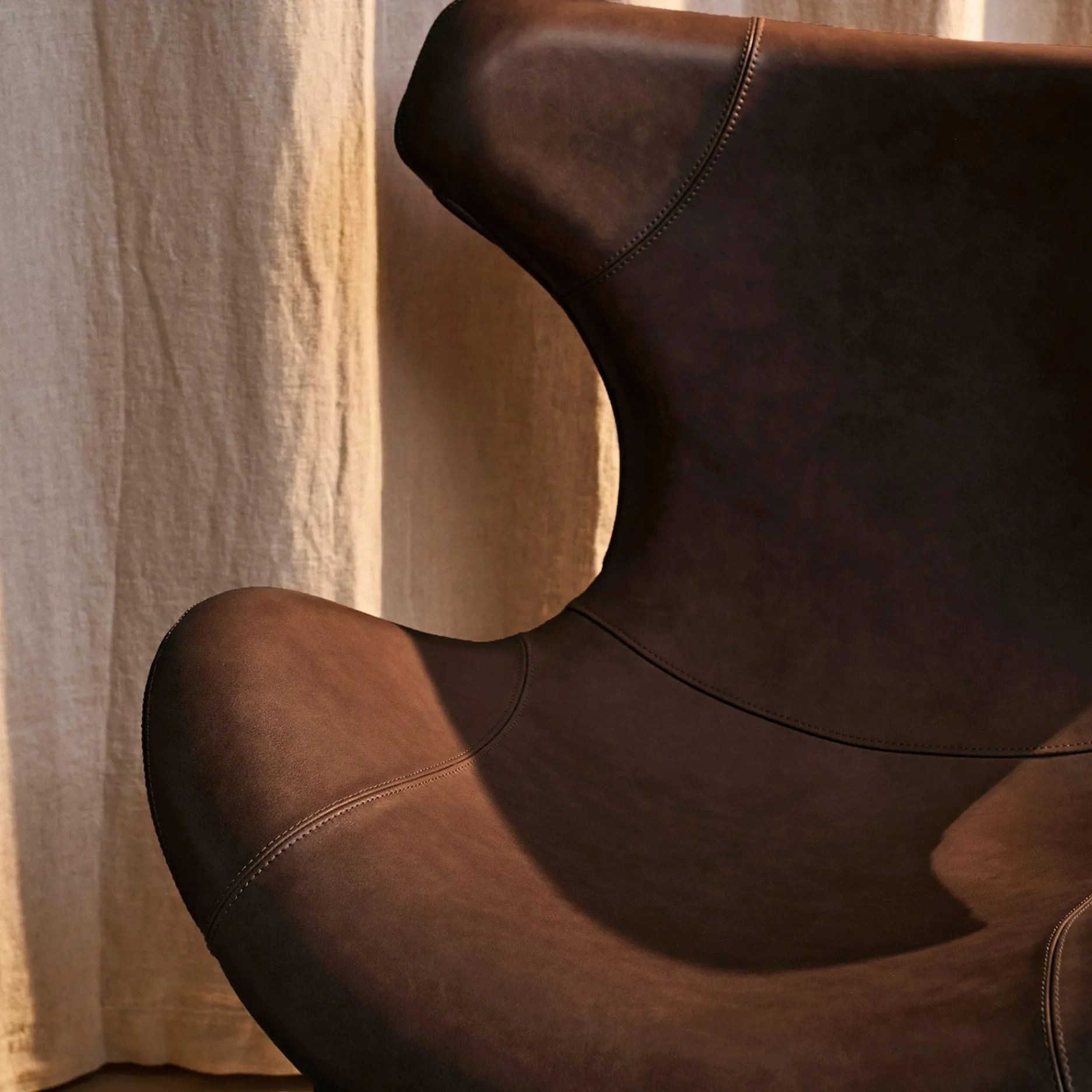Furniture by Sinnerup Loungestole-Kato loungestol læder m. chrome drejesokkel