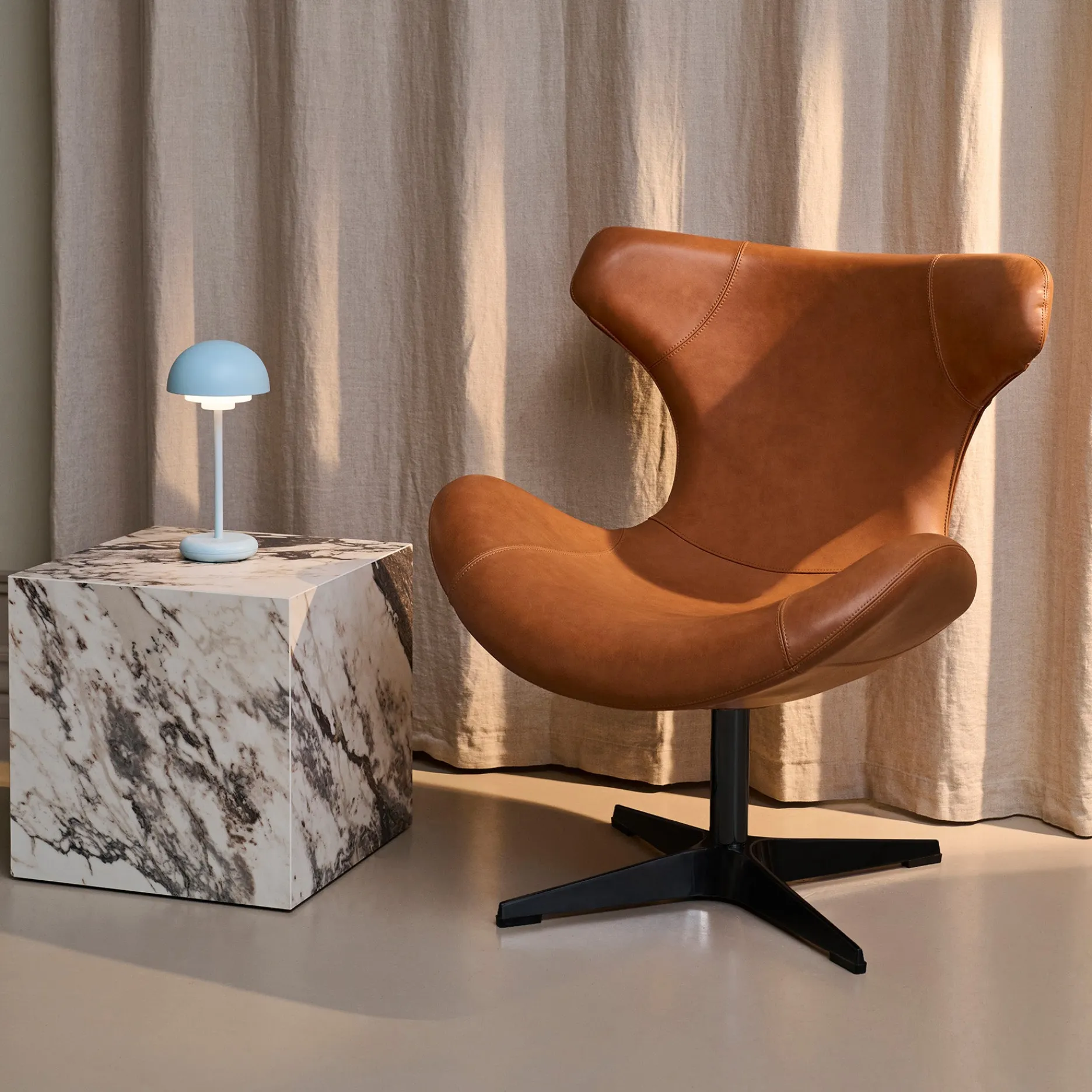 Furniture by Sinnerup Loungestole-Kato loungestol læder m. sort drejesokkel
