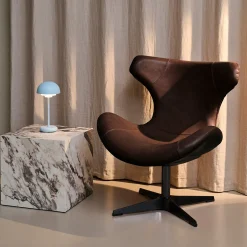 Furniture by Sinnerup Loungestole-Kato loungestol læder m. sort drejesokkel