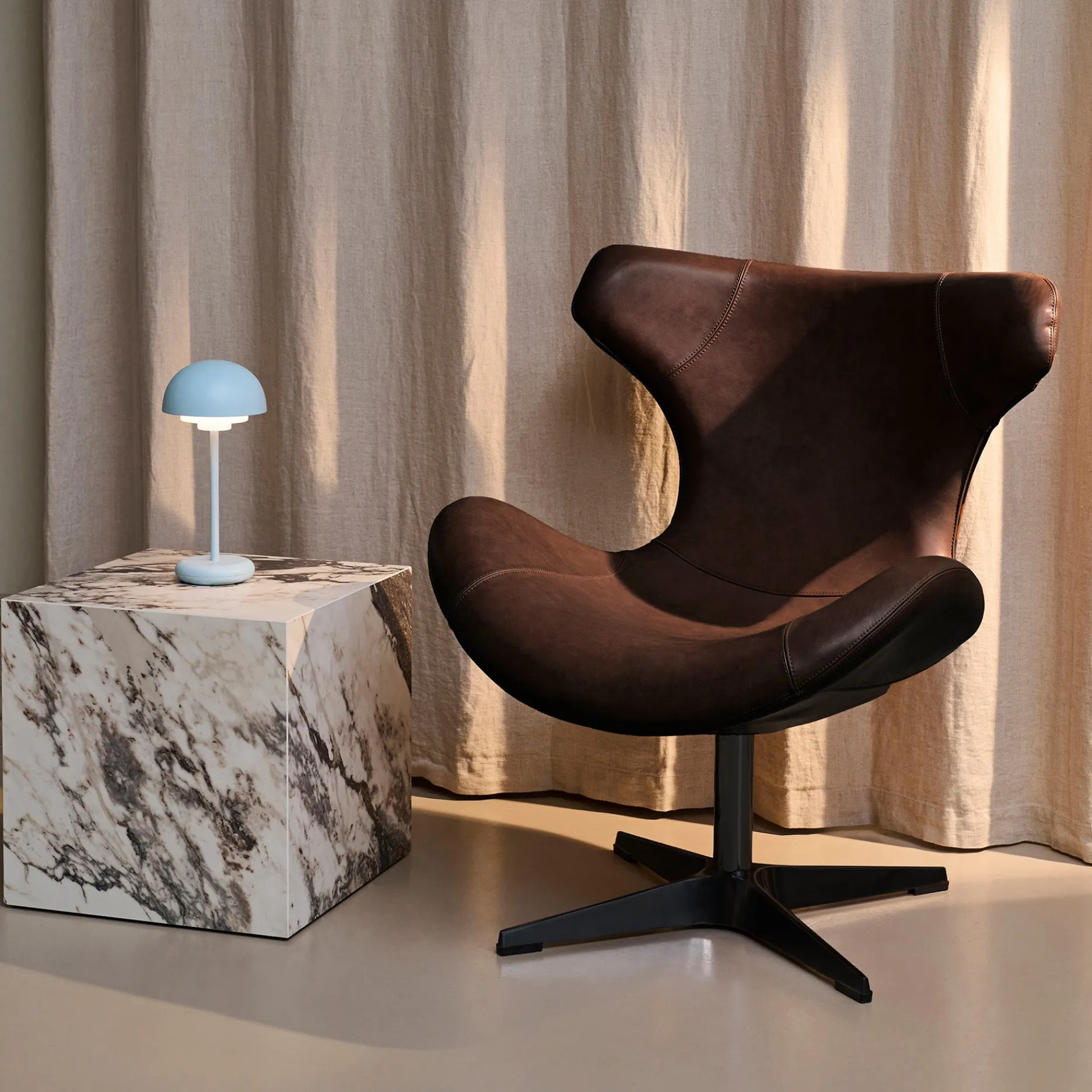 Furniture by Sinnerup Loungestole-Kato loungestol læder m. sort drejesokkel