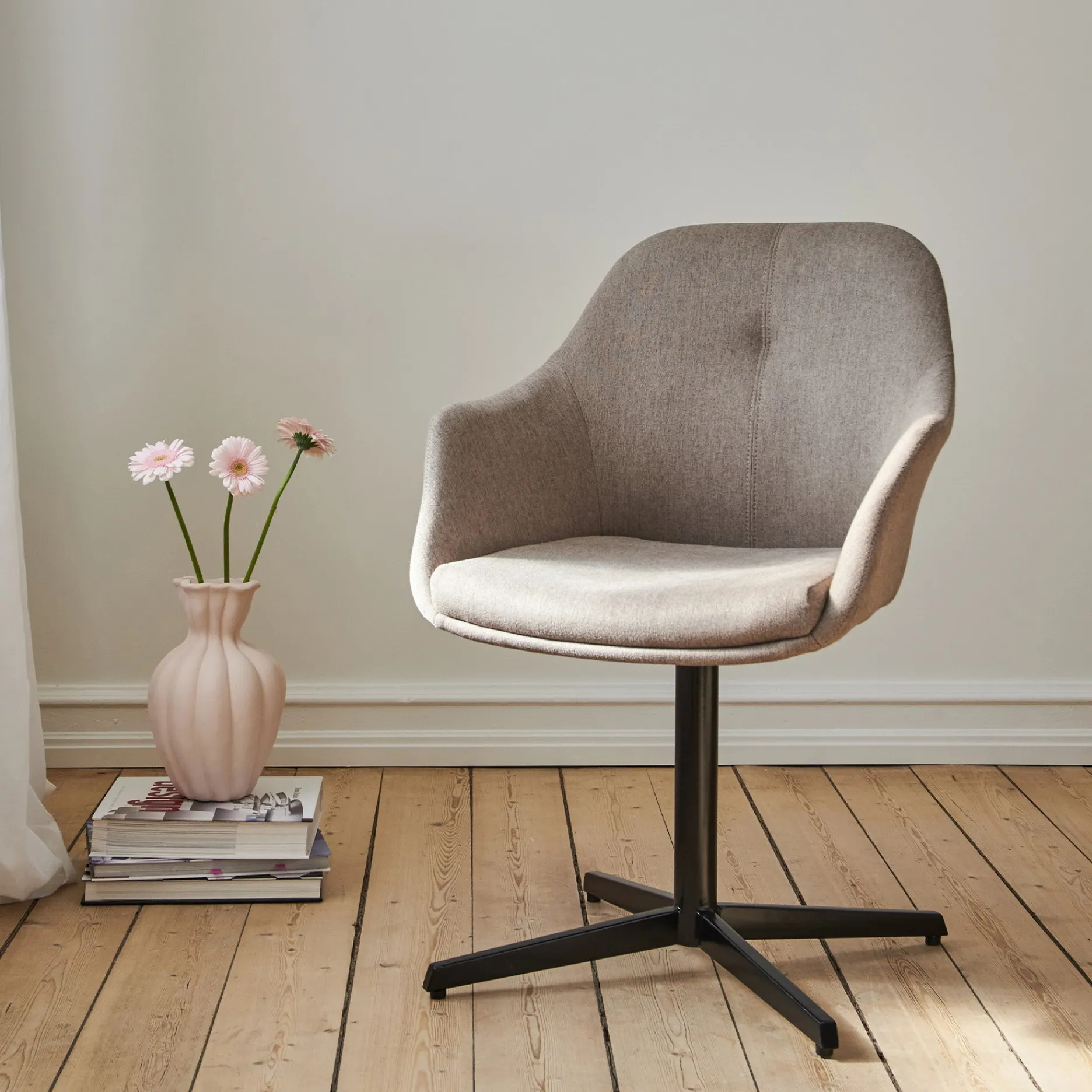 Furniture by Sinnerup Spisebordsstole-New Age stof m. drejefod