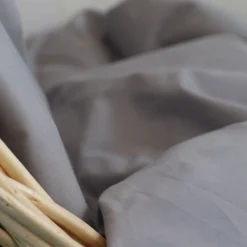 Omhu Sengetøj-Percale sengetøj baby 70x100 cm lys grå