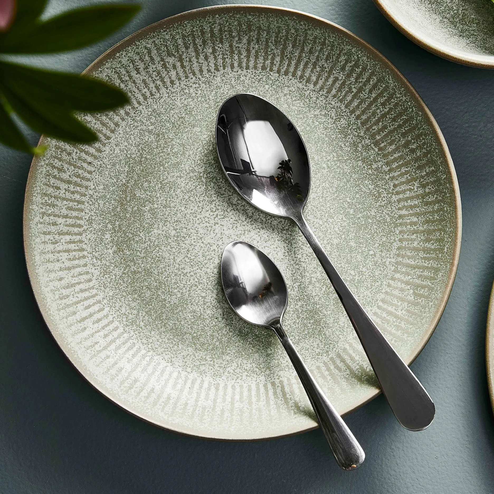 Aida Tilbud|Stel-Relief suppetallerken Ø22 cm stentøj grøn