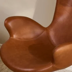 Furniture by Sinnerup Loungestole-Victor loungestol læder m. sort drejesokkel