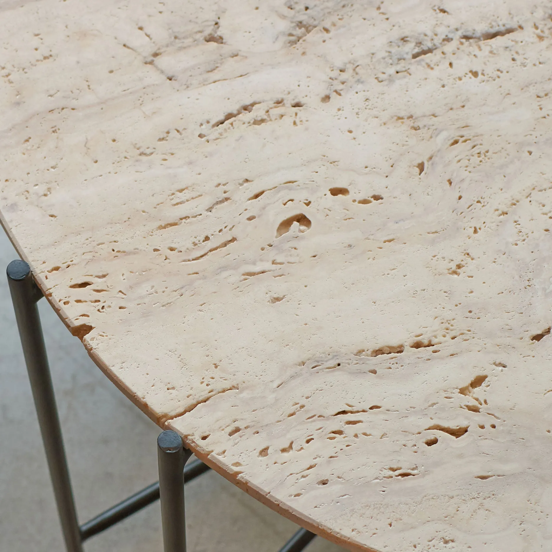 Furniture by Sinnerup Sofaborde-Viola IIII sofabord i travertine Ø80 cm