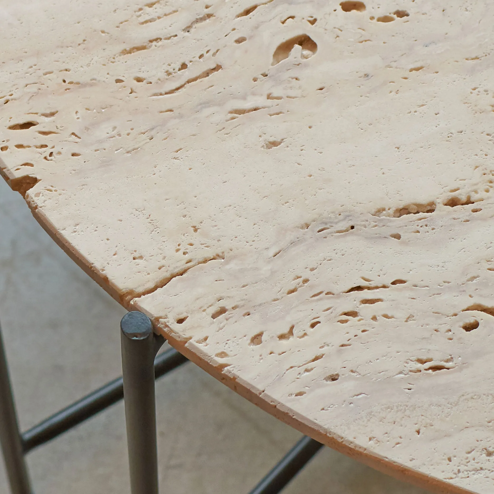 Furniture by Sinnerup Sofaborde-Viola IIII sofabord i travertine Ø45 cm