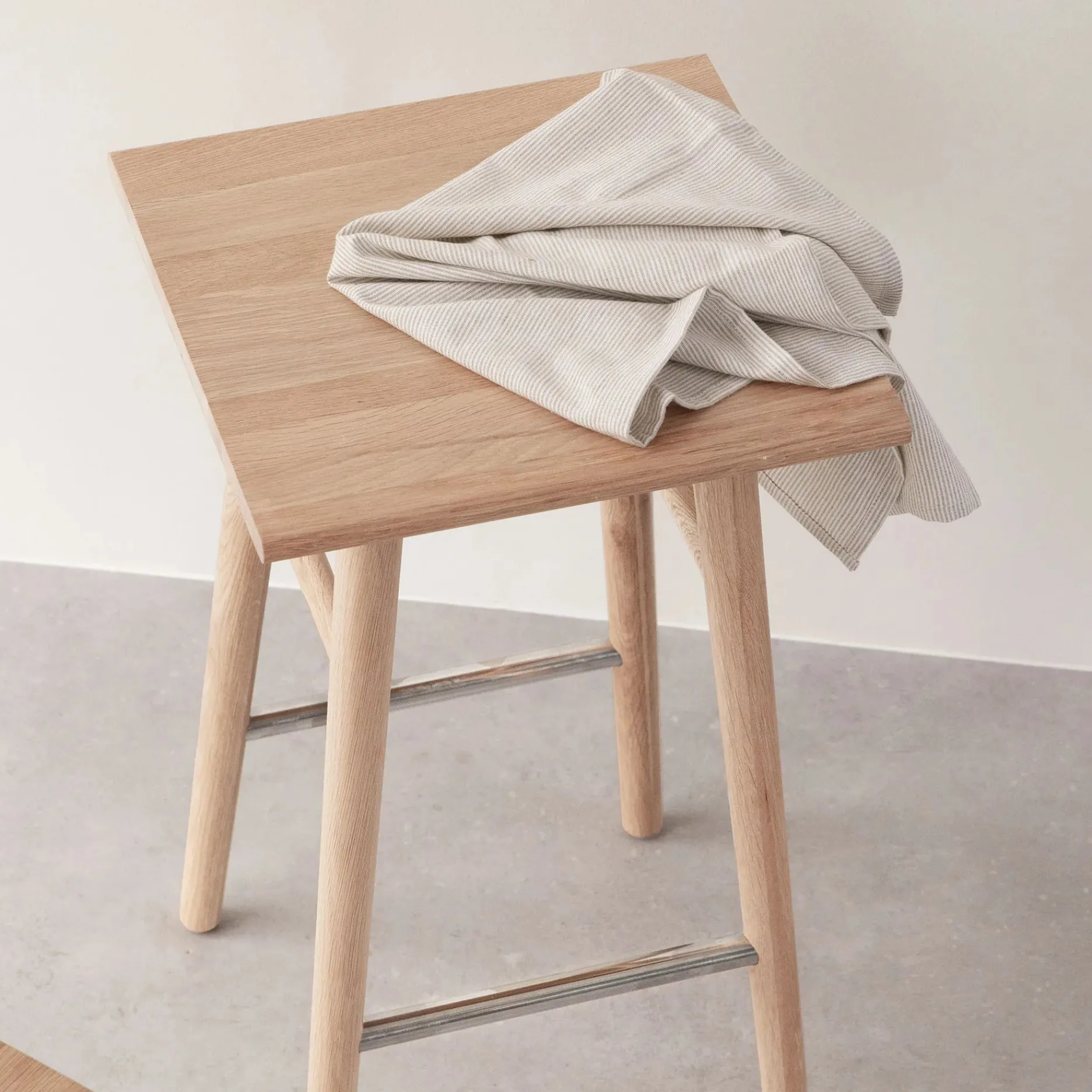 Furniture by Sinnerup Køkkenstole|Barstole-Wood II køkkenstol-hvidpigment FSC certificeret egetræ
