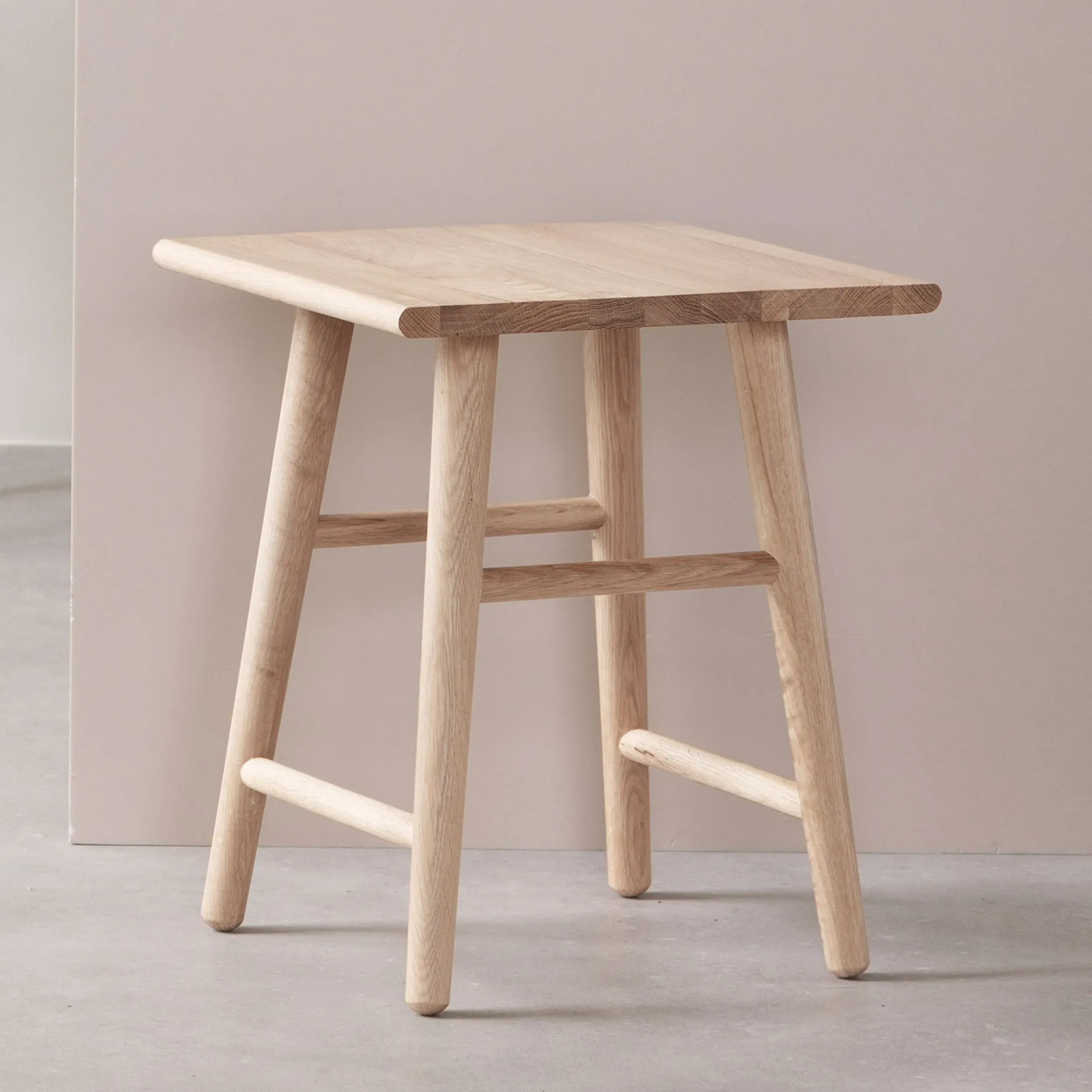 Furniture by Sinnerup Køkkenstole-Wood II taburet hvidpigmenteret FSC certificeret egetræ
